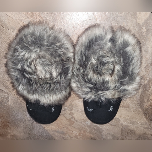 NWOT Furry Slippers size 6.5 - 7.5 - Picture 2 of 3